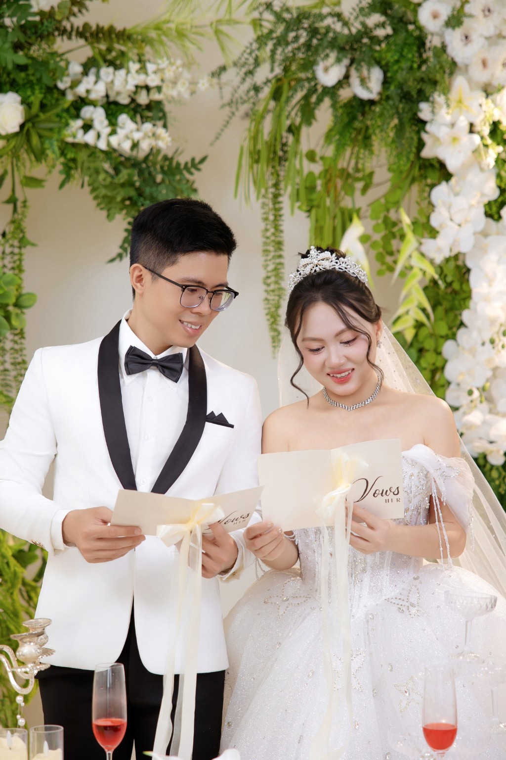 Nhật và Linh cùng xem thiệp cưới